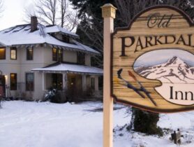 Street Sign for the Old Parkdale Inn with the inn in the background